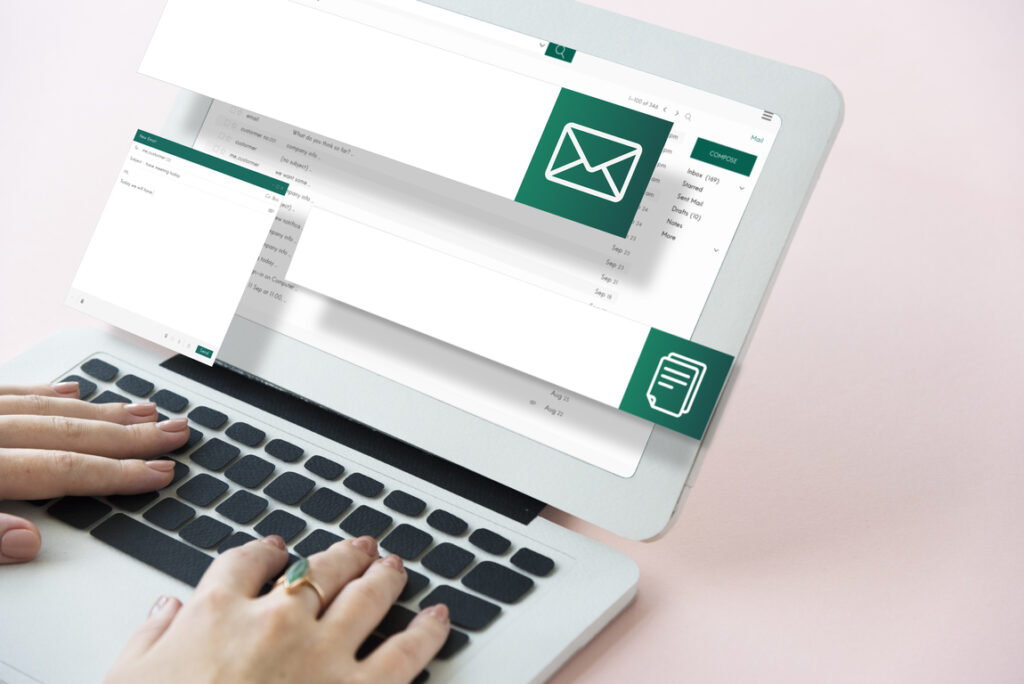 Imagen de computador con bandeja de entrada de email - foto de blog tipos de campañas de email marketing